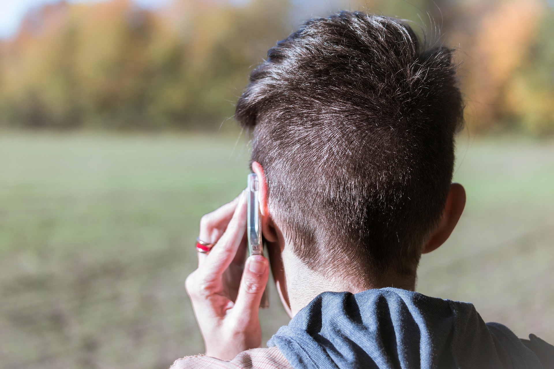 Thomas Didgeman/Pixabay Ansicht von hinten: Eine Person telefoniert mit einem Mobiltelefon, das Gesicht ist nicht erkennbar.